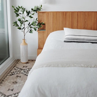 Holz kopfteil im skandi navis chen Stil mit modernem Holzbett rahmen im Lager regal