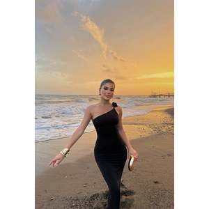 Traje de baño con detalles de rosas negras y estilo de vestido con lazo - Product Image 3