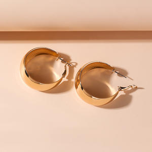 Vente en gros de bijoux tendance Kaimei en ligne Boucles d'oreilles à clip en or <span class=keywords><strong>large</strong></span> avec <span class=keywords><strong>anneau</strong></span> lisse incurvé et uni - Product Image 4