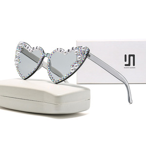 Gafas Dilisha, gafas de sol con forma de corazón y perlas, montura negra UV400, accesorios de moda para mujer para fiestas y bodas B3022 - Product Image 1