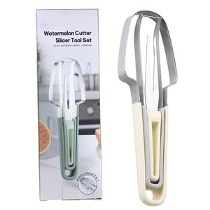 Coupe-pastèque avec <span class=keywords><strong>fourchette</strong></span>, couteau à fruits 3-en-1 pour tranches et dés, outil de cuisine portable pour les fêtes estivales et les barbecues - Product Image 4