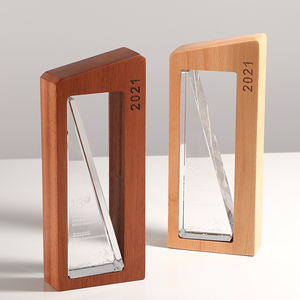 Trofeo de Madera Maciza Personalizado con Interior de Cristal Tallado, Premio Inmobiliario Creativo con Grabado de Montaña para Presentación - Product Image 3