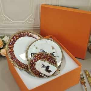 Service de table en porcelaine fine de haute qualité avec motif cheval, comprenant tasses à café, soucoupes et assiettes de mariage, pour la vente en gros - Product Image 1