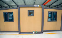 Conteneur extensible de 20 pieds avec cadre gris et finition bois clair, maison préfabriquée moderne, étanche et isolée pour usage extérieur en toutes conditions climatiques