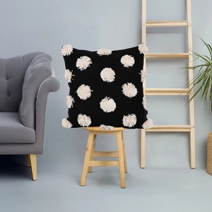 Housse de coussin décorative pour canapé, style bohème, tuftée à la main, texture pom-pom noir et ivoire, avec franges - Product Image 1