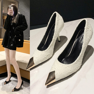 รองเท้าส้นสูงสีแดงหนังกลับแท้ทรงหัวแหลม ใส่สบายทุกฤดู เหมาะสำหรับงานแต่งงาน รองเท้าเจ้าสาวและเพื่อนเจ้าสาว พื้นรองเท้าทำจากยาง - Product Image 3