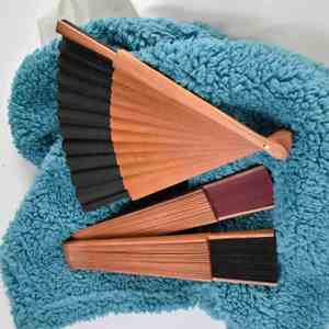 Abanico Tradicional Ecológico de Bambú Tallado con Anillo de Hierro y Diseño de Tela Estrecha, Color Negro Puro, Origen Hunan - Product Image 4