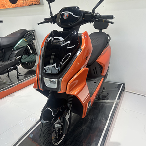 Moto à deux roues haute performance pour usage familial quotidien - Product Image 2