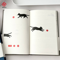 Agenda 2026 à couverture rigide avec illustration de chat noir de style japonais, planificateur simple, carnet de suivi et carnet cadeau de grande valeur