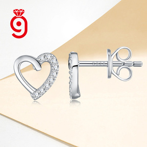 Boucles d'oreilles clous romantiques en moissanite cœur ouvert avec micro-pavé demi-<span class=keywords><strong>bordure</strong></span> en argent S925 – Cadeau intemporel, bijoux étincelants - Product Image 1
