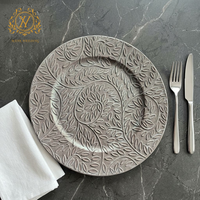 Assiettes de présentation rondes personnalisables de 13 pouces en PP, motif feuille dorée vintage, luxe léger, pour hôtels, mariages et réceptions