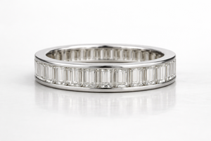 Bague élégante en platine et diamant pour femmes, accessoire de bijouterie raffiné au brillant luxueux, idéal pour un cadeau d'anniversaire ou une fête - Product Image 3