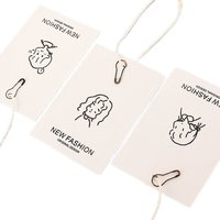 Étiquette suspendue en carton blanc avec illustration de fille mignonne, ficelle en coton et épingle de sûreté, motif dessin au trait Kawaii, pour vêtements