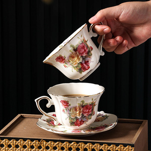 Tasse à café et soucoupe en céramique de style britannique, vintage, luxe, bordure dorée, motif rose, élégante, ensemble tasse et soucoupe pour le thé de l'après-midi - Product Image 3