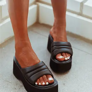 Son moda perçin sandalet kadınlar yeni terlik slaytlar ayakkabı 2023 sıcak satış kız güzel kadın sandalet takozlar platformu bayanlar
