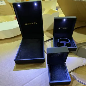 FORTE kualitas tinggi lampu sorot kotak perhiasan lampu led jewelri kustom logo cincin kalung kemasan 'jewerly' kotak dengan logo
