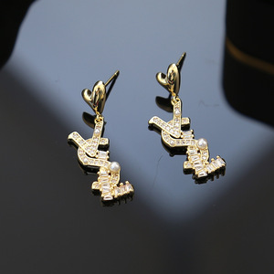 Nuevos pendientes de diamantes de sentido avanzado de lujo ligero de moda, estilo de tuerca E con <span class=keywords><strong>letra</strong></span> de fragancia pequeña Europea americana, venta al por mayor - Product Image 1
