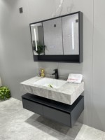 Ensemble de salle de bain mural moderne avec meuble rectangulaire en MDF, vasque en céramique, miroir LED éclairé, et égouttoir flottant étanche