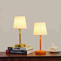 Lampe de bureau LED rechargeable en gros, à intensité variable, avec commande tactile, base en métal, abat-jour en tissu, lampe de chevet décorative moderne pour chambre à coucher