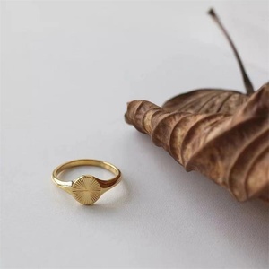 Anillo de Acero Inoxidable Chapado en Oro de Alta Calidad, Diseño Simple y Minimalista con Flor de Sol para Mujer - Product Image 4