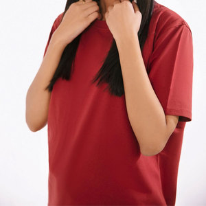 เสื้อยืดคอกลมสีพื้นคุณภาพสูง แขนสั้น รุ่นใหม่ล่าสุด รับผลิตแบบ OEM สวมใส่สบาย ราคาขายส่ง เสื้อยืดผู้หญิง - Product Image 4