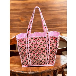 Bolso de mano acolchado de algodón hecho a mano con arte floral en bloques, perfecto para las tareas diarias, uso en la oficina, viajes y transporte consciente. - Product Image 1