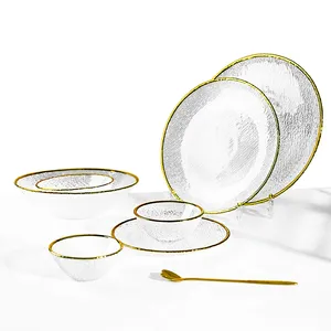 Nuovo prodotto stoviglie con bordo dorato piatti per caricabatterie in vetro martellato Set di ciotole in vetro