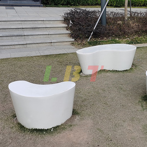 ม้านั่งรูปพระจันทร์เสี้ยว Libit ทำจากไฟเบอร์กลาส สำหรับใช้งานกลางแจ้ง ดีไซน์ทันสมัย ทนทาน เหมาะสำหรับสวนสาธารณะ ลานกิจกรรม และห้างสรรพสินค้า - Product Image 1