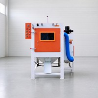 Machine de sablage à tambour entièrement automatique avec abrasif pour pièces moulées sous pression, vis et système de collecte des poussières