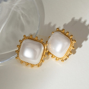 Pendientes de Perlas Cuadradas Yueli, Chapados en Oro de 18k, Engaste de Bisel, Diseño Geométrico para Uso Diario - Product Image 2