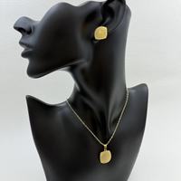 Set Perhiasan Vintage Bertekstur Emas, Kalung Liontin dan Anting Tusuk untuk Wanita, Gaya Boho dengan Motif Bunga Clover Geometris