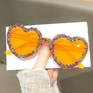 2025 nuovo prezzo di fabbrica alla moda occhiali da sole a forma di cuore in rosso Beige arancione colori caramella cornice PC per matrimoni di festa - Product Image 4