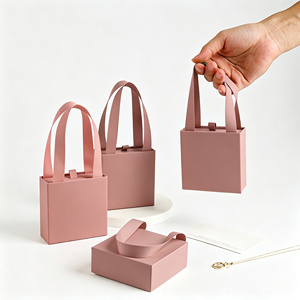 Boîte à bijoux élégante à porter à la main avec poignée en ruban vert, boîte cadeau en papier avec logo personnalisé pour emballage de bijoux et de boucles d'oreilles - Product Image 1