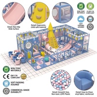 Équipement de jeu intérieur personnalisé : Château rose pastel, toboggan, piscine à balles, tunnel cylindrique, mur d'escalade, sièges de café |   Enfants FEC