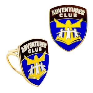 Anillo de metal esmaltado chapado en oro moderno, personalizado de fábrica con 20 años de experiencia, para clubes NAD Adventurer, Pathfinder y Adventistas, con deslizador para bufanda - Product Image 1