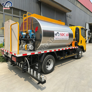 Camion distributeur d'asphalte de 8 m3 résistant à la corrosion, durable et esthétiquement plaisant avec un habillage en acier inoxydable - Product Image 2