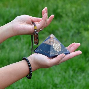 Pyramide d'orgone en tourmaline noire faite à la main, sculpture en cristal, géométrie sacrée, décoration chakra pour la méditation et la maison - Product Image 2