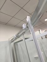 Cabine de douche de luxe noire semi-fermée avec panneau arrière en alliage d'aluminium imitation bois
