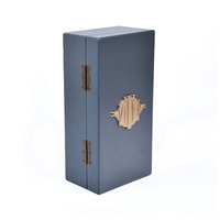 Boîte cadeau de luxe bleu marine à charnière avec logo personnalisé pour bouteille unique de whisky ou de vin, avec insigne en bois et métal et insert en mousse