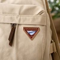Badge de club Pathfinder personnalisé en émail souple triangulaire, plaqué or, épingle de revers pour collection de souvenirs des membres du club, accessoires