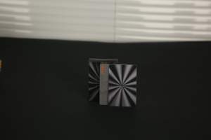 أوراق لعب ذهبية من البولي إيثيلين تيريفثالات بتصميم مشرق داكن رائجة البيع، بطاقات بوكر متينة وأنيقة لجلسات الترفيه والتجمعات - Product Image 6