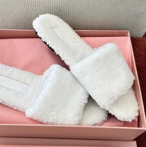 Chaussons en peluche brodés de luxe pour femmes, style confortable et chaud, à semelle plate, pour la maison - Product Image 2