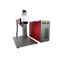 Machine de marquage laser à fibre optique de type split, dotée d'une palette de couleurs gris et rouge, conçue pour marquer les plaques d'identification en métal pour animaux de compagnie.