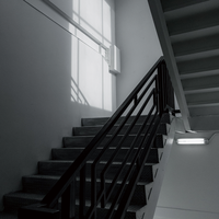 Escalier en colimaçon Prima en acier au carbone peu encombrant avec rampe en verre pour villa, maison et escaliers en spirale commerciaux