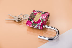 ओम लोगो एंटी-चोरी कुंजी 30 मिमी वर्ग आयरन पैडलॉक अनुकूलित रंग और फूल पैटर्न के साथ - Product Image 6