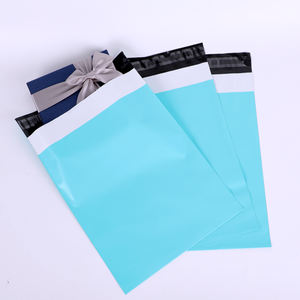 Autoadhesivo a medida para bolsas de envío Poly Mailer Resistente al agua e impermeable para envíos de libros Ofrece opciones de tamaño - Product Image 1