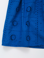 Robe d'été courte décontractée à manches courtes et col rabattu de couleur bleue brodée pour femmes