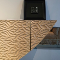 Modernes Französisches Wandmontiertes Sideboard in Halbmondform, Geschnitzte Holz-Anrichte mit Wellenförmigem Muster für Esszimmer