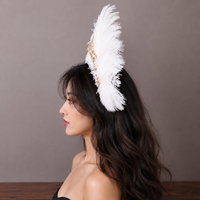 Coiffe en plumes d'autruche tendance avec franges en strass, idéale pour les spectacles de carnaval et les soirées masquées