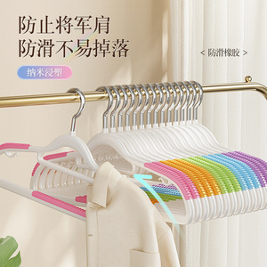 Cintre à vêtements antidérapant Youna avec coussinets d'épaule colorés pour armoire et séchoir - Product Image 2